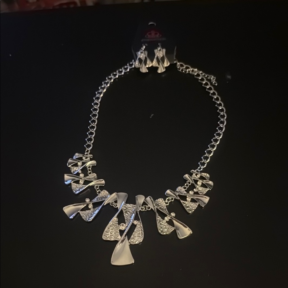 3/$10 sale!! Paparazzi Silver Geometric Necklace